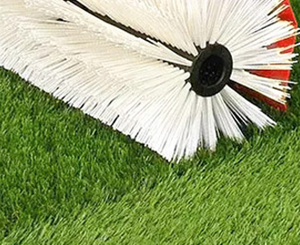 Brosse pour gazon synthétique