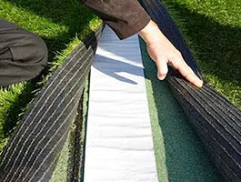 Comment découper, jointer et fixer une fausse pelouse ?