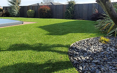 Pose de pelouse artificielle avec bordure en acier corten
