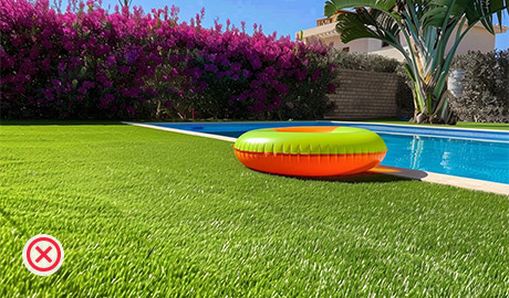 Bouée gonflable de piscine sur un pelouse synthétique