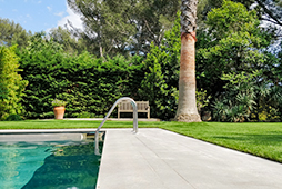 Gazon synthétique pour contours de piscine