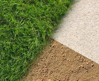 Gazon artificiel sur géotextile et apport de sable