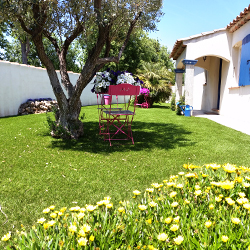 Réalisation d'un jardin en fausse pelouse avec petite table