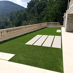 Terrasse, balustres et gazon artificiel