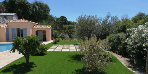 Une terrasse extérieure en pelouse synthétique