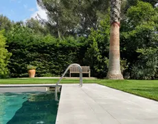 Aménagement en pelouse synthétique : Contours de piscine