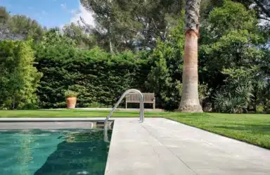 Contours de piscine en pelouse synthétique à Nice (06)