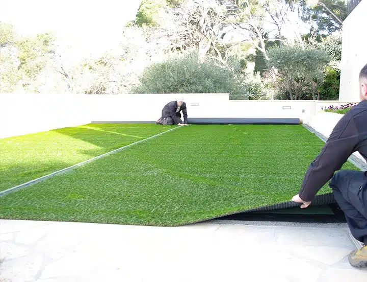 Positionner des rouleaux de pelouse synthétique sur sol dur