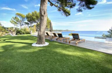 Espace extérieur avec gazon synthétique et piscine vue mer à Toulon