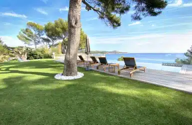 Espace extérieur avec gazon synthétique et piscine vue mer à Toulon