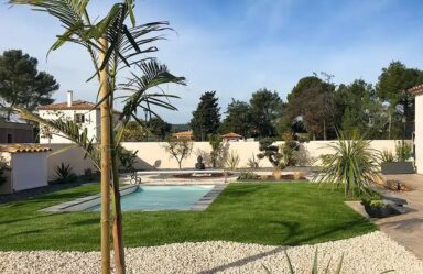 Contours de piscine en pelouse artificielle dans le Vaucluse