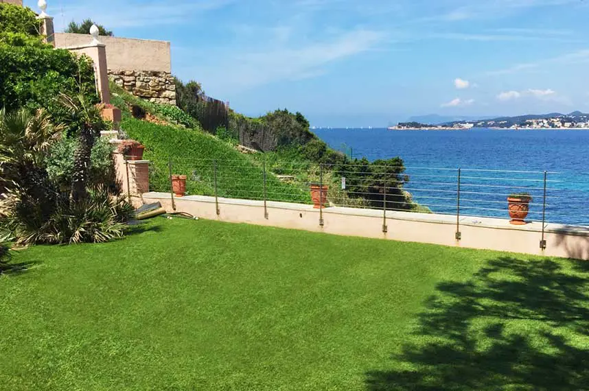 gazon synthétique vue mer près de Cannes