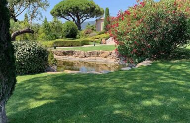 Réalisation d'un grand jardin en pelouse artificielle à Avignon