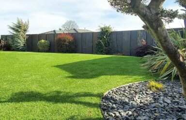 Jardin à Lille avec gazon synthétique et bordure en acier