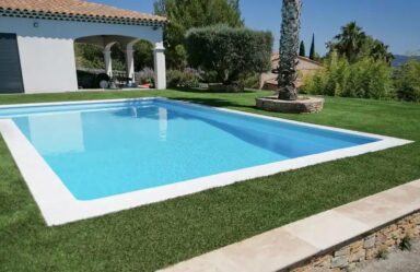 Contours de piscine en gazon synthétique à Nîmes