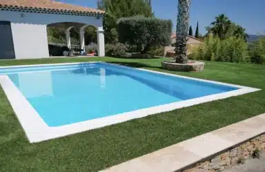 Contours de piscine en gazon synthétique à Nîmes