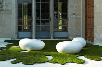 bancs design pelouse synthétique