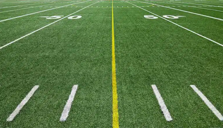 La pelouse synthétique dans les terrains de football américain
