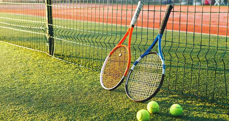 Illustration : Le gazon synthétique pour terrains de tennis : avantages et installation