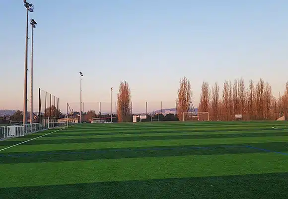 Photo de terrain de foot en gazon synthétique